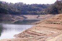 水情拉警報！苗栗3水庫蓄水量腰斬 永和山再現「希臘神殿」景象