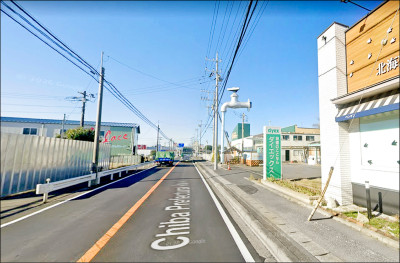 中英對照讀新聞》Giant faucet ’floating’ in mid-air urges water conservation 「漂浮」在半空中的巨型水龍頭 旨在敦促節約用水