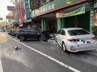驚悚！台中休旅車撞BMW又波及路邊7車    2人受傷送醫