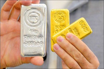 中英對照讀新聞》Gold and Silver Plunge as Iran War Damps Rate Cut Hopes 伊朗戰爭澆熄降息希望 金銀價格重挫