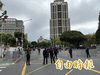 京華城宣判》北檢外百名小草現身 警方架設阻材戒備