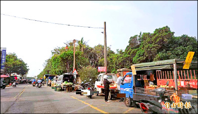 鹿港光復路攤販佔車格營業 將加強取締