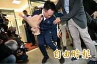 三中案吞2.8億判3年半！蔡正元北檢報到 入監前捲褲管秀電子腳鐐