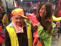 粉紅超跑曾為阿嬤迴轉 ！「嘉義囝仔」將贈2000組天幕雨衣照顧香燈腳