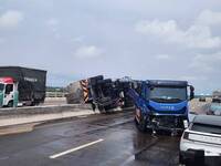 芳苑台61事故！有機廢水槽車碰撞翻覆1傷 北上車道估16時恢復