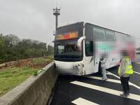 國光客運駕駛暈眩擦撞五楊高護欄 空車未波及其他人車
