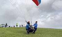 超越禁錮上雲端！台東鹿野挑戰飛行傘 身障遊客歡呼