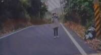 女子騎機車跌邊坡一摔再摔！熱心的他連扶2次 第2次使出「這招」
