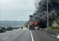 國道一號五楊段遊覽車火燒車  24名乘客緊急逃生