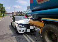 宜蘭頭城追撞「嵌進」油罐車 男酒駕賓士車頭全毀
