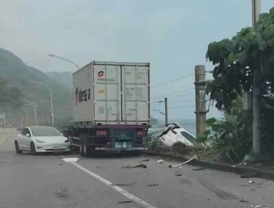 宜縣曳引車疑爆胎撞5車 1輛滑落邊坡一度影響火車行駛