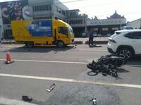 路竹死亡車禍！男大生騎車穿越分隔島缺口 遭大貨車撞擊不治