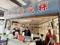 陳水扁回麻豆吃碗粿 客串「人形立牌」幫忙賣