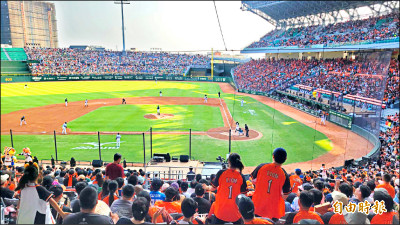 台南亞太球場 中職首戰滿席高人氣