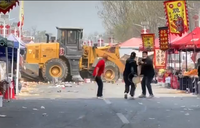 中國北京市集驚傳鏟車瘋狂輾人！ 網傳10多人死傷