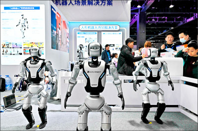 中英對照讀新聞》US lawmakers to introduce bill to ban government use of Chinese robots 美國國會議員將提出法案，禁止政府使用中國機器人