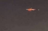 達美航空客機一起飛引擎就爆炸！機翼拖著火焰飛行驚悚畫面曝