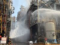 高雄中油大林廠火警疑重油外洩釀災 大批警消趕往搶救