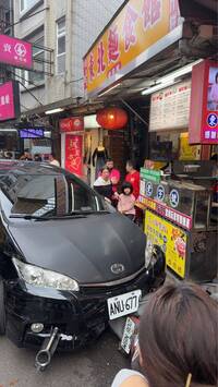 基隆廟口夜市轎車撞店家波及4人 孕婦、女童路過受輕傷