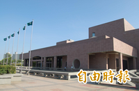 「穿五星旗裝」自稱退役解放軍想買軍警票 高美館人員1句話KO！