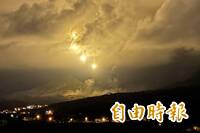 震撼！屏東「聯勇操演」夜攻劃破星空 國軍各式火力齊發護疆土