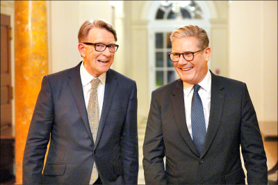 中英對照讀新聞》Starmer Faces Storm of Criticism Over Ties Between Ex-Ambassor and Epstein 前大使與艾普斯坦有私交 英相施凱爾遭狂轟猛批