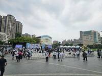 實際人數曝！四叉貓曝黃國昌造勢會前半區都沒坐滿 加碼爆他還違停