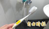 牙刷「直立放」恐和馬桶刷一樣髒！醫師教1招晾乾