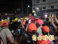 粉紅超跑深夜起駕 46萬香燈腳擠爆白沙屯