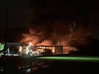 桃園大溪鐵皮倉庫惡火 堆放油漆、瓦斯桶 爆炸聲不斷