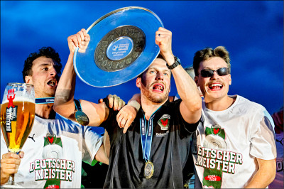 中英對照讀新聞》Trophy turns up in German team’s own basement after being reported stolen 獎盃通報失竊後，竟然在德國球隊自家地下室被找到