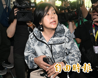 哭窮要養5孩？李貞秀穿17萬Dior外套、提愛馬仕包現身黨部 奢華行頭搶鏡