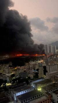 深圳比亞迪車庫今凌晨大火 現場濃煙直衝天際