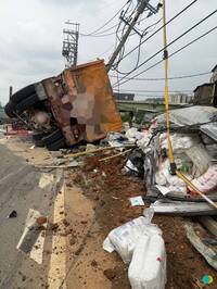 新北鶯歌砂石車翻覆波及5車釀6傷  砂石車駕駛、乘客受困中