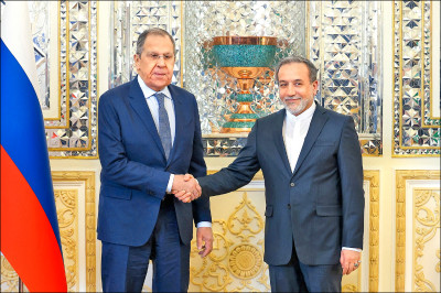 中英對照讀新聞》Russia urges US to drop ’ultimatums’ on Iran俄羅斯敦促美國放棄對伊朗的「最後通牒」