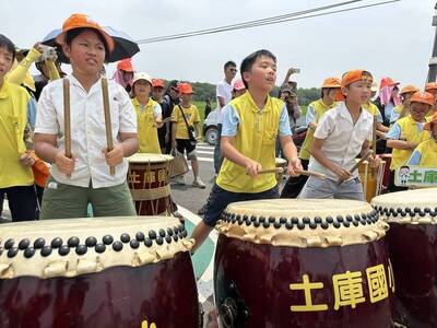 太鼓隊相迎！粉紅超跑走20秒又回頭 停駕讓土庫國小師生鑽轎腳