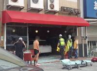 婦人疑開車暴衝撞進頭份「85度C」  用餐47歲男遭撞飛命危