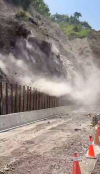 驚險！南投力行產業道路出現「落石雨」下秒土石全崩畫面曝