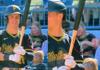 色膽包天！球場旁男球迷忘情狂揉女伴胸部 臉紅畫面全被播出