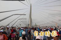 超扯！淡江大橋開放行人體驗 民眾驚聞「中國廣播」