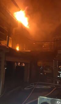 嘉義市大雅路透天厝大火 3樓陽台尋獲一家3口命危