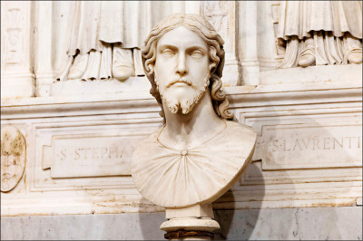 中英對照讀新聞》Italy basilica bust re-attributed to Michelangelo after centuries in obscurity作者佚名數世紀後 義大利大教堂的半身像重新認定為米開朗基羅之作