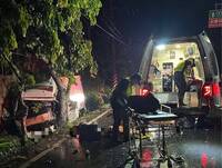 台東深夜離奇車禍！貨車卡樹幹駕駛斷腿逃生 傷重送醫急救