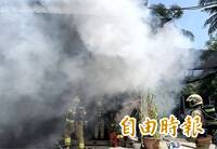 台南保養廠竄火煙屋主驚 神明險受困