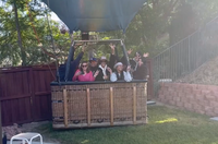 美加州住戶傻眼！後院有熱氣球載滿遊客降落「比YA」