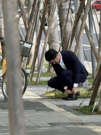 蔣萬安「西裝騎YouBike」挨酸擺拍 郭音蘭嗆綠營雙標莫名攻擊