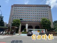 「我騎的！」阿姨義氣頂替無照外甥女 遭警識破下場慘了