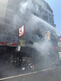 三重公寓火警 火場救出老婦命危送醫