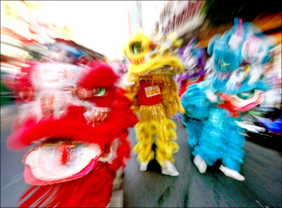 中英對照讀新聞》Thai police go undercover as lion dancers to nab a serial burglar 泰國警方喬裝成舞獅者 逮捕1名連續犯案的竊賊