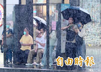 鋒面南移防局部大雨或雷雨 東北季風增強各地降溫